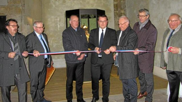 Arnaud charpentier inaugure la vitrine des reliques de Saint Valentin à Saint Pierre le vieux